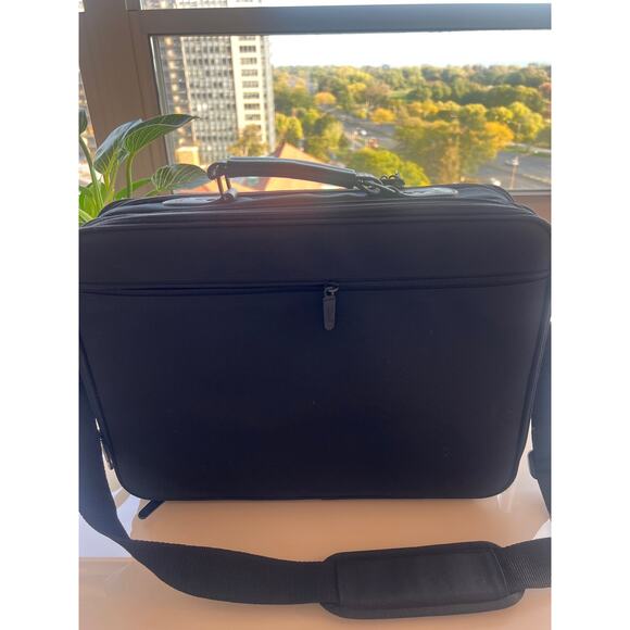 Sale!! Y2k Targus Laptop / Messenger Bag
16”x 12” x 4 aprox sale!! - Picture 12 of 17